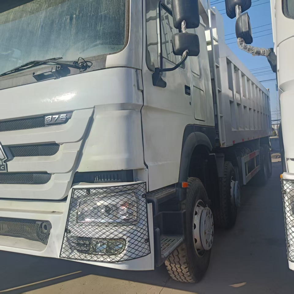 SINOTRUK HOWO 8x4 - Autocarro ribaltabile: foto 4 SINOTRUK HOWO 8x4 - Autocarro ribaltabile: foto 4