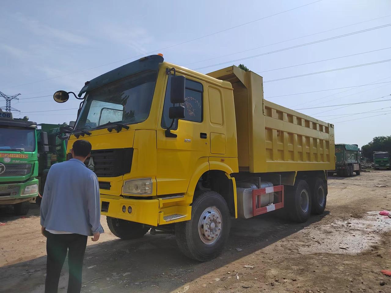 SINOTRUK HOWO - Autocarro ribaltabile: foto 2 SINOTRUK HOWO - Autocarro ribaltabile: foto 2