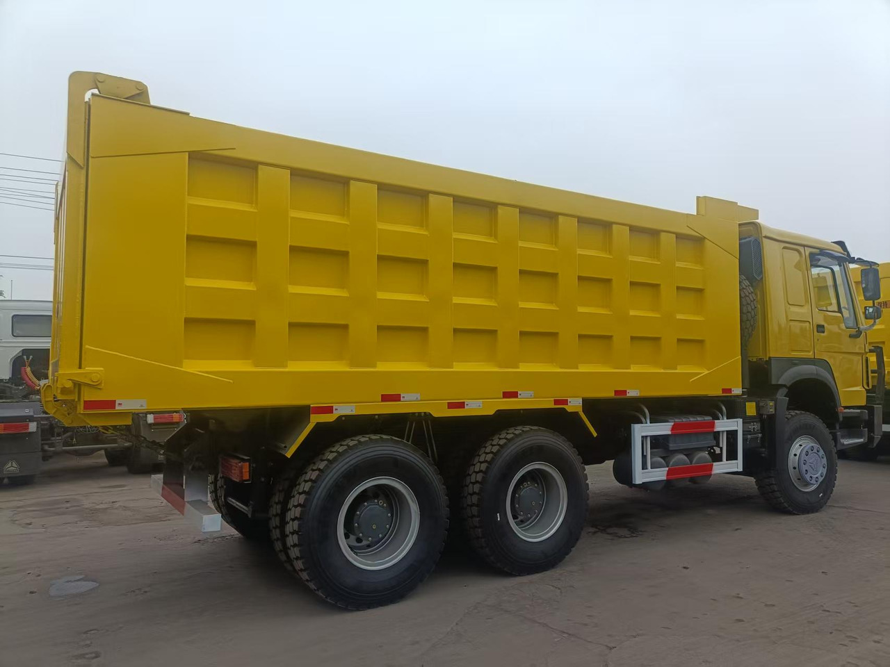 SINOTRUK HOWO - Autocarro ribaltabile: foto 4 SINOTRUK HOWO - Autocarro ribaltabile: foto 4