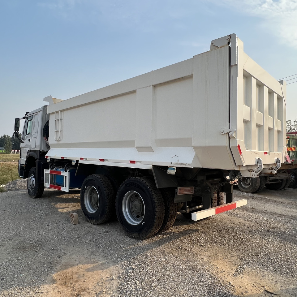 SINOTRUK HOWO - Autocarro furgonato: foto 1 SINOTRUK HOWO - Autocarro furgonato: foto 1