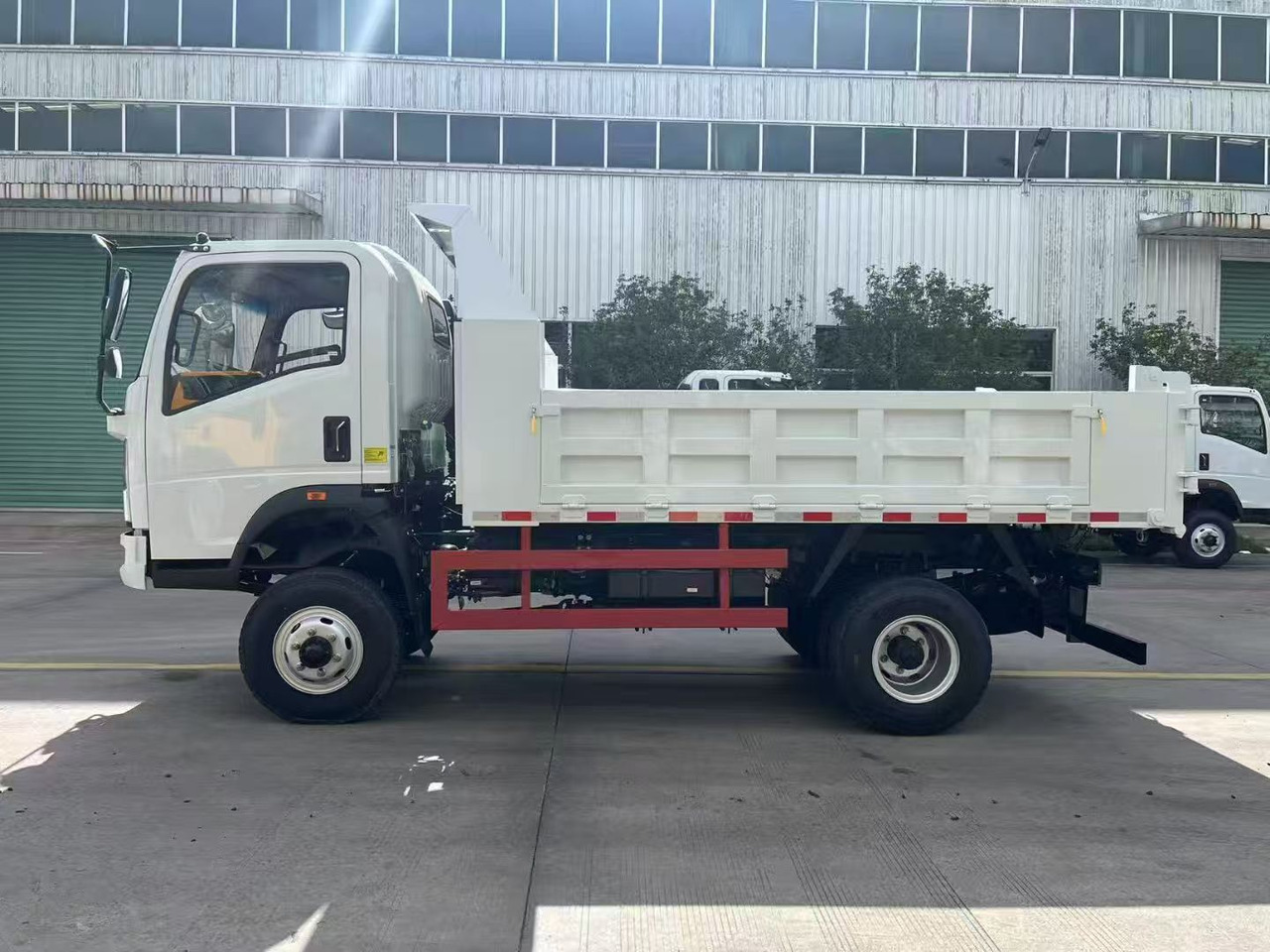 SINOTRUK HOWO - Autocarro ribaltabile: foto 4 SINOTRUK HOWO - Autocarro ribaltabile: foto 4