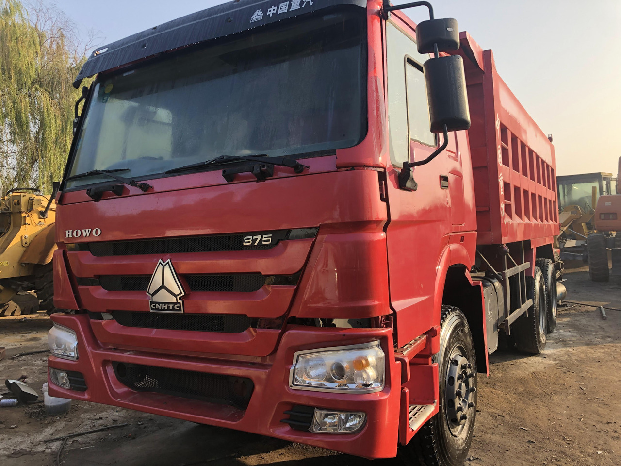 SINOTRUK HOWO - Autocarro ribaltabile: foto 1 SINOTRUK HOWO - Autocarro ribaltabile: foto 1