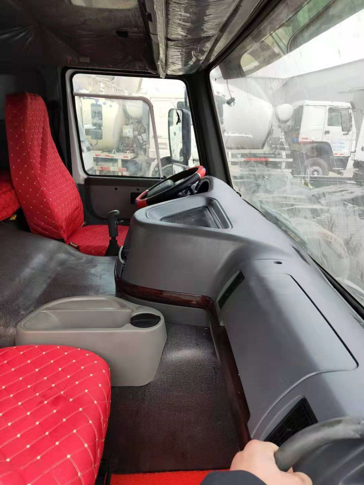 SINOTRUK HOWO - Autocarro ribaltabile: foto 1 SINOTRUK HOWO - Autocarro ribaltabile: foto 1