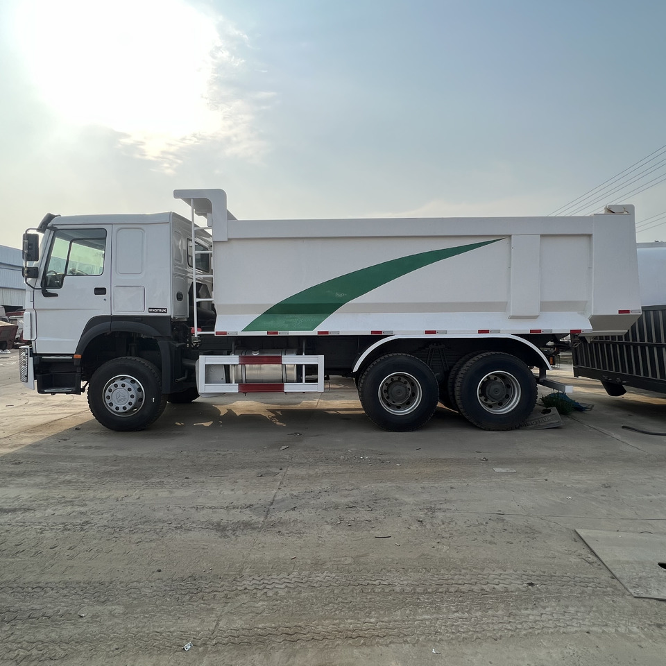 SINOTRUK HOWO - Autocarro furgonato: foto 1 SINOTRUK HOWO - Autocarro furgonato: foto 1