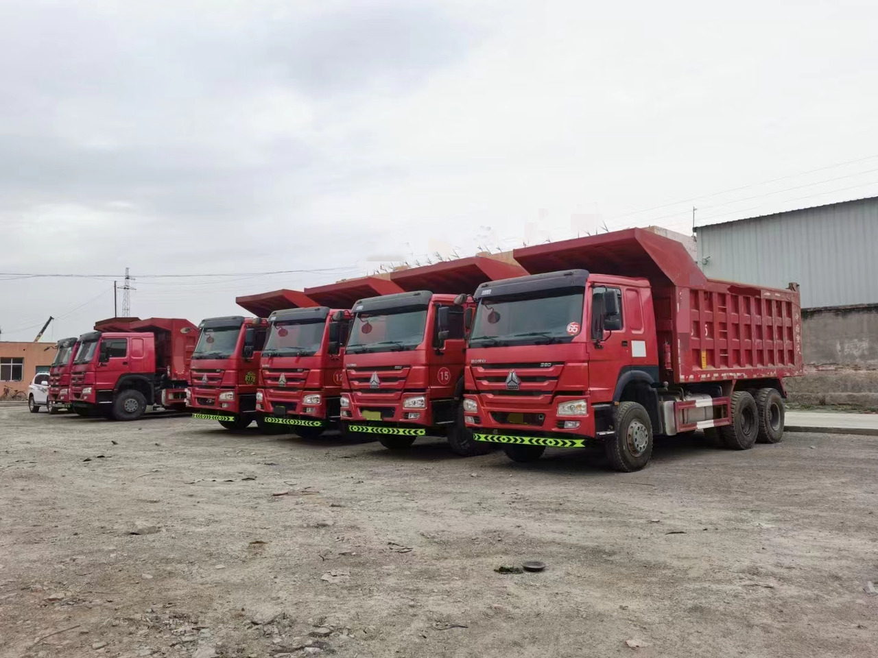 SINOTRUK HOWO - Autocarro ribaltabile: foto 3 SINOTRUK HOWO - Autocarro ribaltabile: foto 3