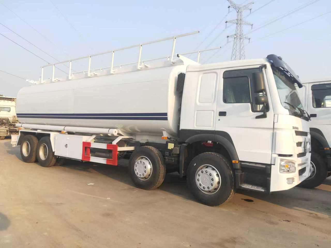 SINOTRUK HOWO Fuel Tank - Camion cisterna: foto 2 SINOTRUK HOWO Fuel Tank - Camion cisterna: foto 2