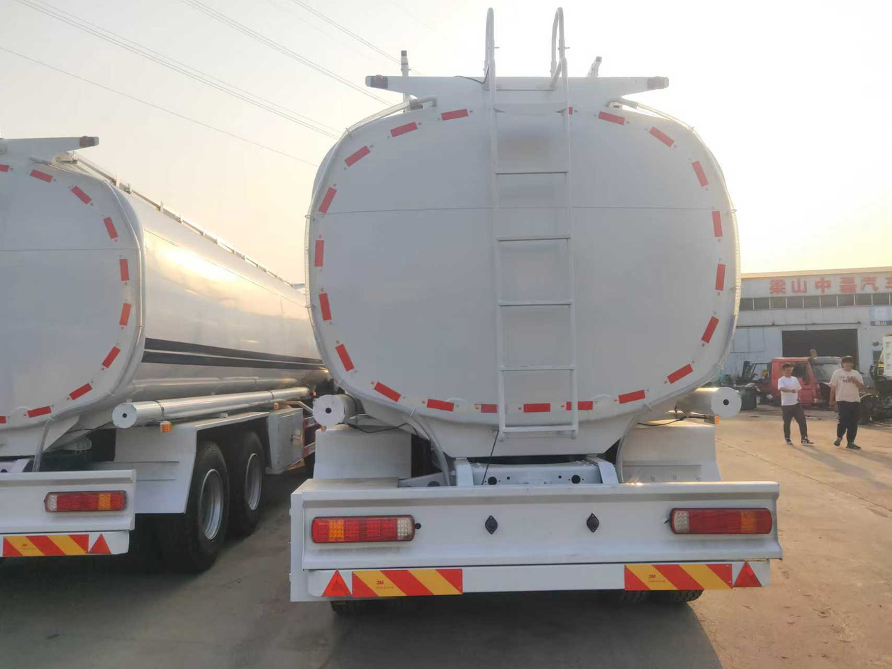 SINOTRUK HOWO Fuel Tank - Camion cisterna: foto 5 SINOTRUK HOWO Fuel Tank - Camion cisterna: foto 5