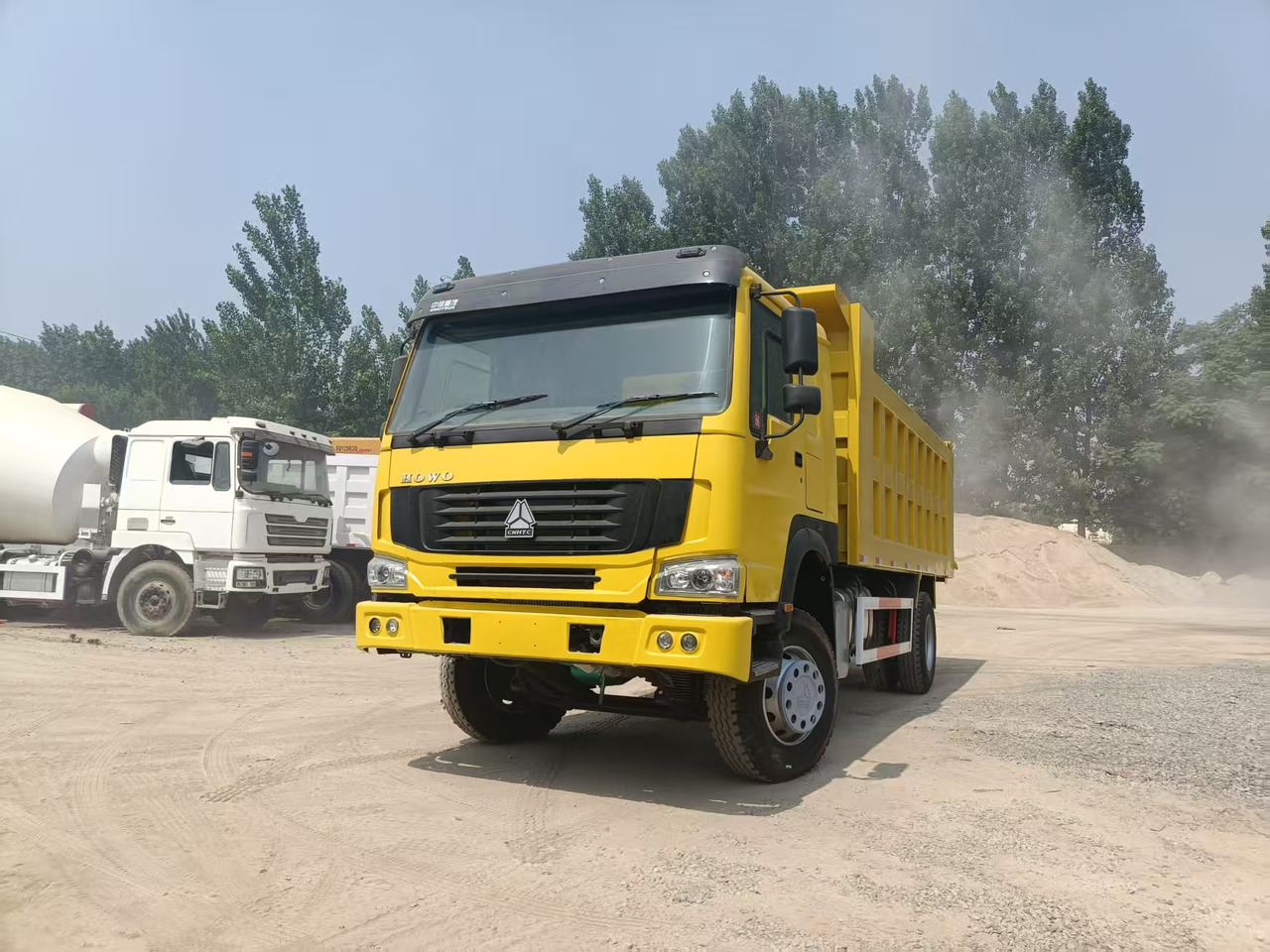 SINOTRUK Howo 4*2 - Autocarro ribaltabile: foto 2 SINOTRUK Howo 4*2 - Autocarro ribaltabile: foto 2