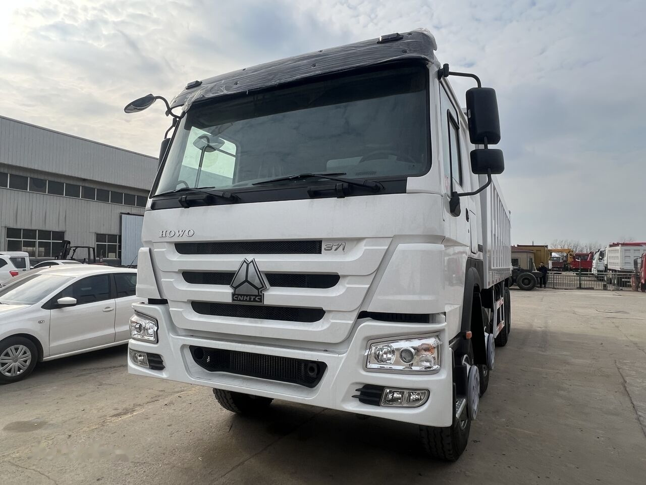 Sinotruk Howo 8*4 - Autocarro ribaltabile: foto 2 Sinotruk Howo 8*4 - Autocarro ribaltabile: foto 2
