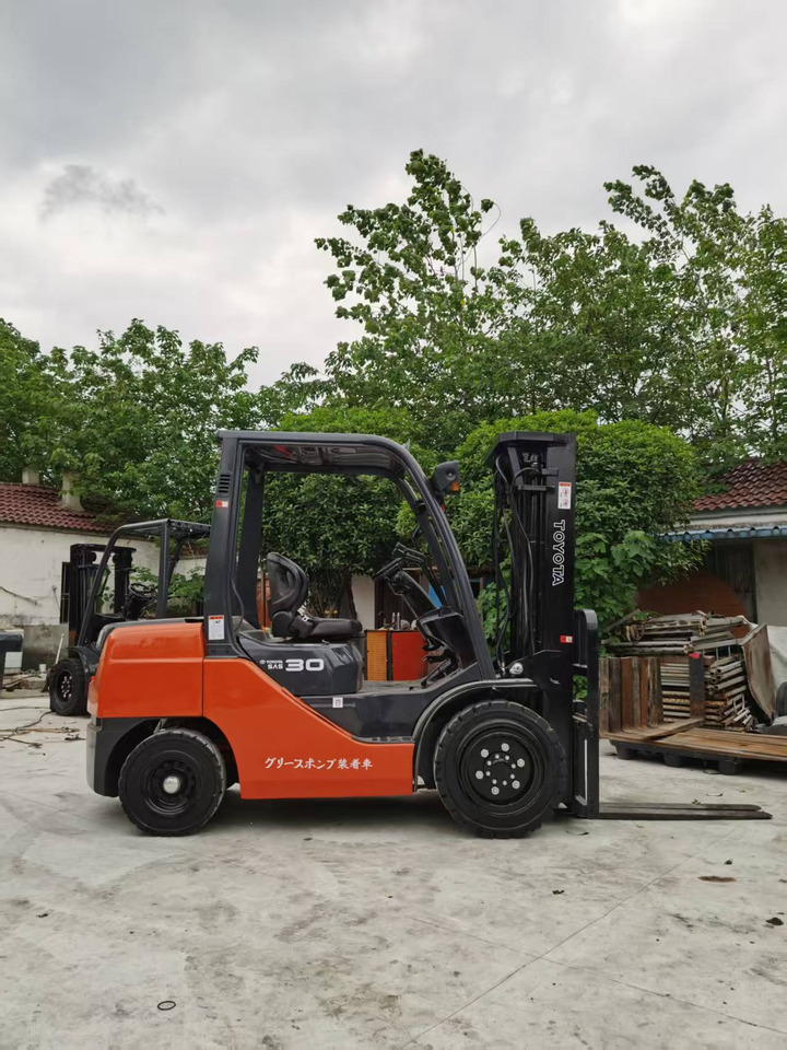 TOYOTA 72-8FDN30 - Carrello elevatore diesel: foto 1 TOYOTA 72-8FDN30 - Carrello elevatore diesel: foto 1