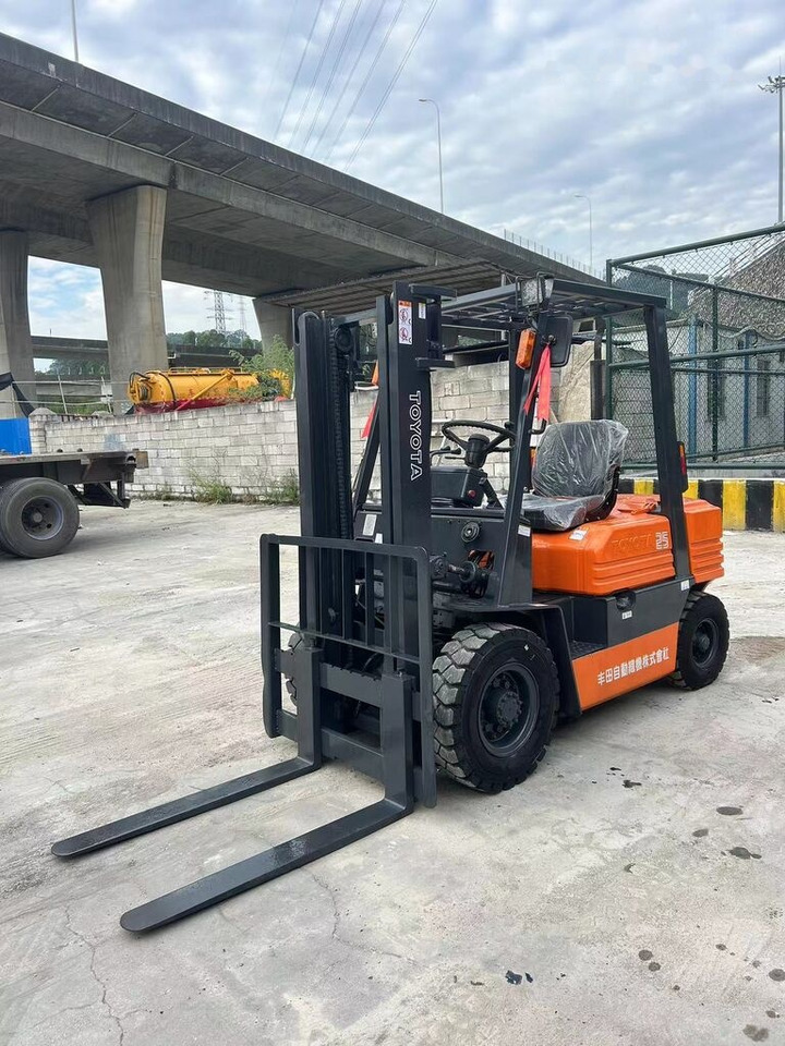 Carrello elevatore diesel Toyota FD25: foto 6 Carrello elevatore diesel Toyota FD25: foto 6