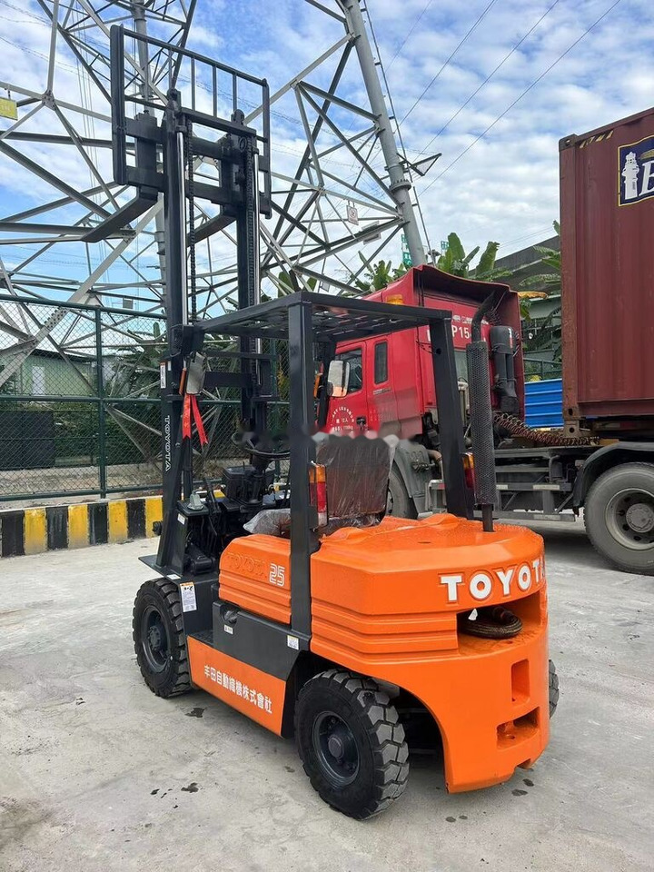 Carrello elevatore diesel Toyota FD25: foto 8 Carrello elevatore diesel Toyota FD25: foto 8