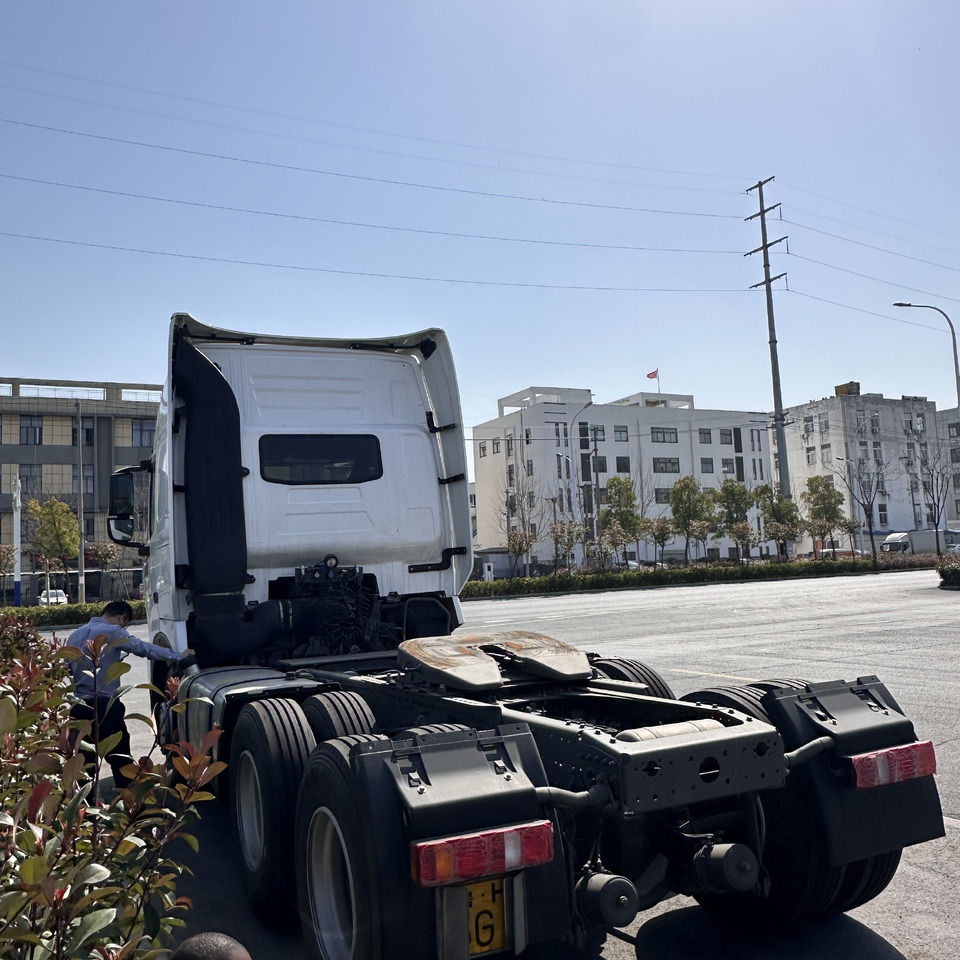 SINOTRUK HOWO T7 440 - Trattore stradale: foto 3 SINOTRUK HOWO T7 440 - Trattore stradale: foto 3