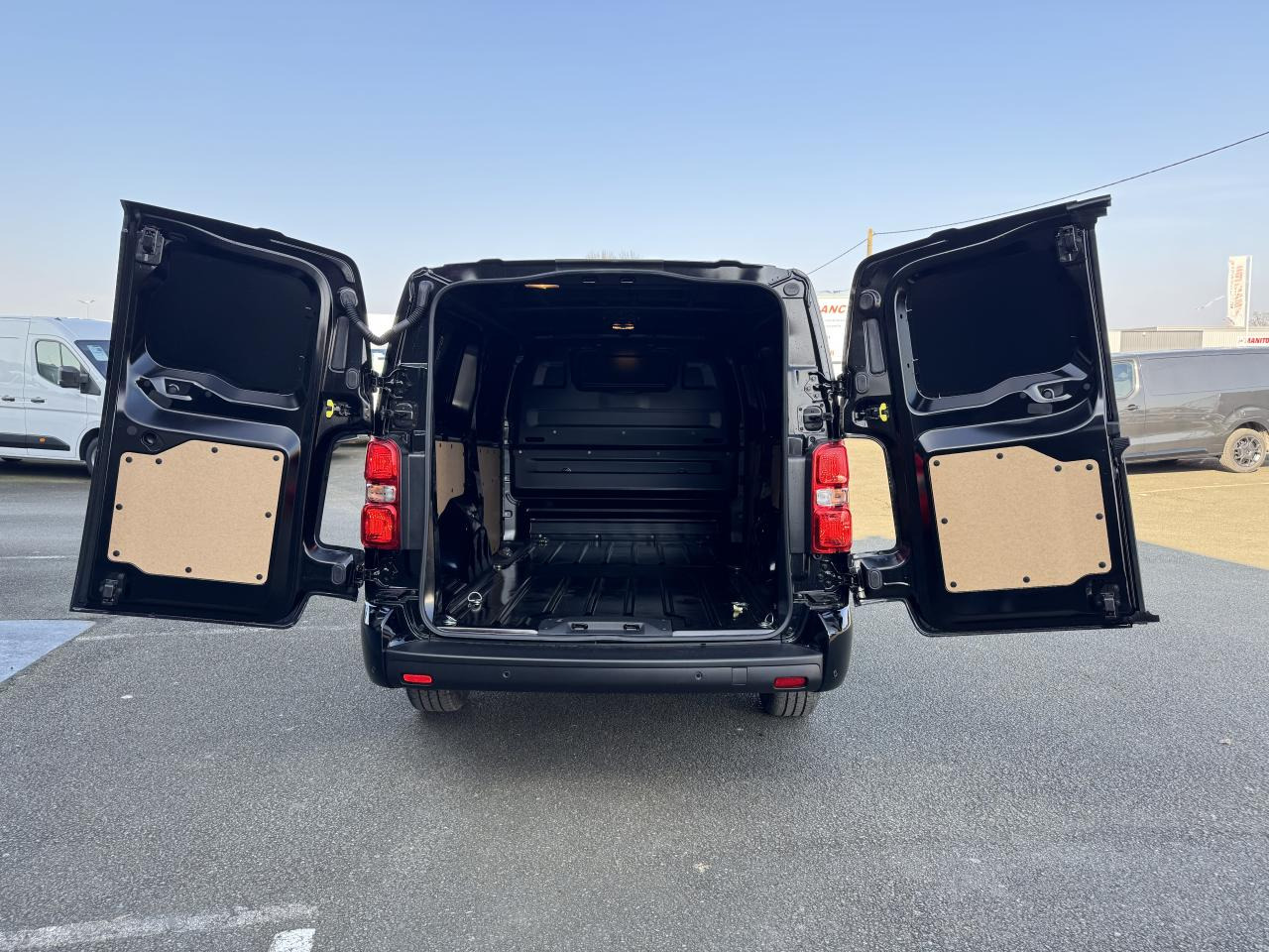 CITROEN Jumpy M 2.0 BlueHDi - 180 S&S - BV EAT8 III FOURGON . PHASE 2 - Furgone chiuso: foto 3 CITROEN Jumpy M 2.0 BlueHDi - 180 S&S - BV EAT8 III FOURGON . PHASE 2 - Furgone chiuso: foto 3