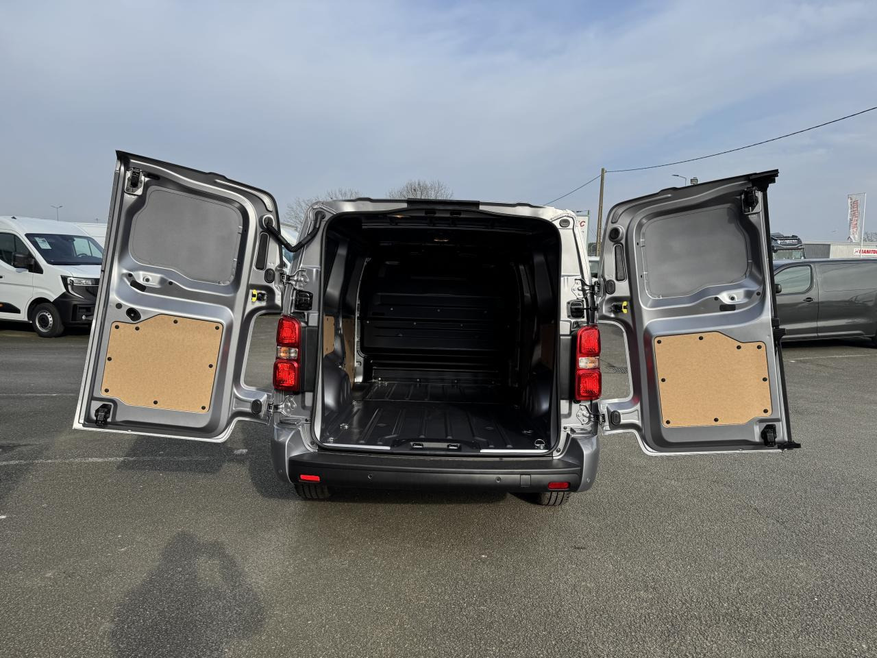 CITROEN Jumpy XL 2.0 BlueHDi - 180 S&S - BV EAT8 III FOURGON . PHASE 2 - Furgone chiuso: foto 3 CITROEN Jumpy XL 2.0 BlueHDi - 180 S&S - BV EAT8 III FOURGON . PHASE 2 - Furgone chiuso: foto 3