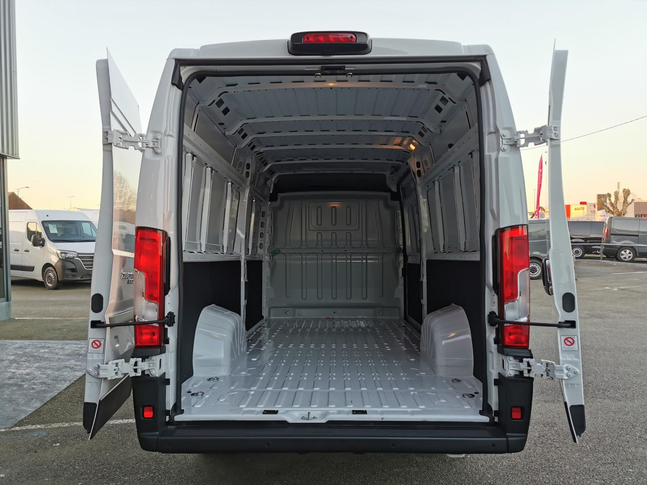 FIAT Ducato Tôlé Maxi 3.5 XL H2 2.2 - 140 S&S III FOURGON TOLE Fourgon Tôlé - Furgone chiuso: foto 3 FIAT Ducato Tôlé Maxi 3.5 XL H2 2.2 - 140 S&S III FOURGON TOLE Fourgon Tôlé - Furgone chiuso: foto 3