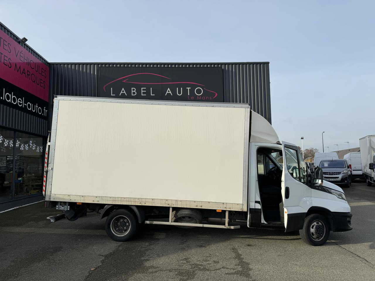 IVECO Daily 35 C 16H3.0 - BV Hi-Matic (Quad-Tor) CHASSIS CABINE 2014 35C/35S Chassis cabine 35 C Epmt.4.1 - Furgone box: foto 1 IVECO Daily 35 C 16H3.0 - BV Hi-Matic (Quad-Tor) CHASSIS CABINE 2014 35C/35S Chassis cabine 35 C Epmt.4.1 - Furgone box: foto 1