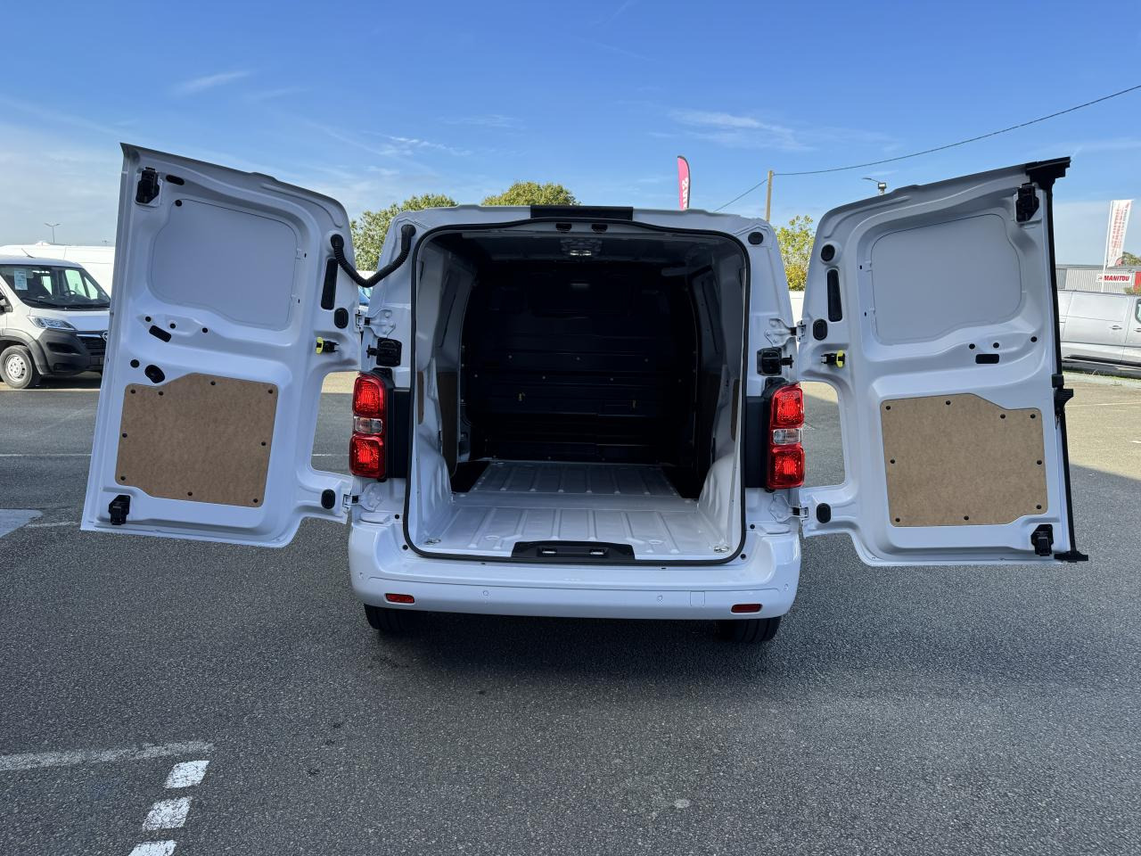 PEUGEOT Expert M 2.0 BlueHDi - 145 S&S - BV EAT8 III FOURGON Fourgon PHASE 2 - Furgone chiuso: foto 3 PEUGEOT Expert M 2.0 BlueHDi - 145 S&S - BV EAT8 III FOURGON Fourgon PHASE 2 - Furgone chiuso: foto 3