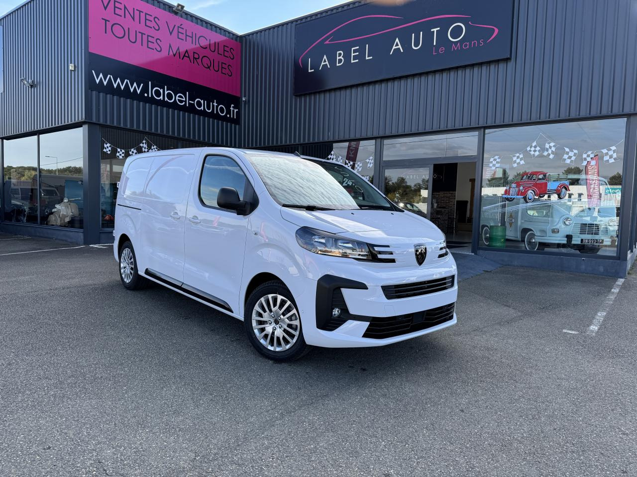 PEUGEOT Expert M 2.0 BlueHDi - 145 S&S - BV EAT8 III FOURGON Fourgon PHASE 2 - Furgone chiuso: foto 1 PEUGEOT Expert M 2.0 BlueHDi - 145 S&S - BV EAT8 III FOURGON Fourgon PHASE 2 - Furgone chiuso: foto 1