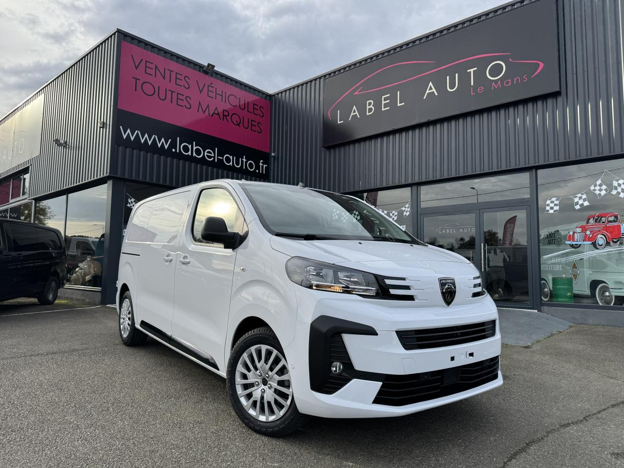 PEUGEOT Expert M 2.0 BlueHDi - 180 S&S - BV EAT8 III FOURGON Fourgon PHASE 2 - Furgone chiuso: foto 1 PEUGEOT Expert M 2.0 BlueHDi - 180 S&S - BV EAT8 III FOURGON Fourgon PHASE 2 - Furgone chiuso: foto 1