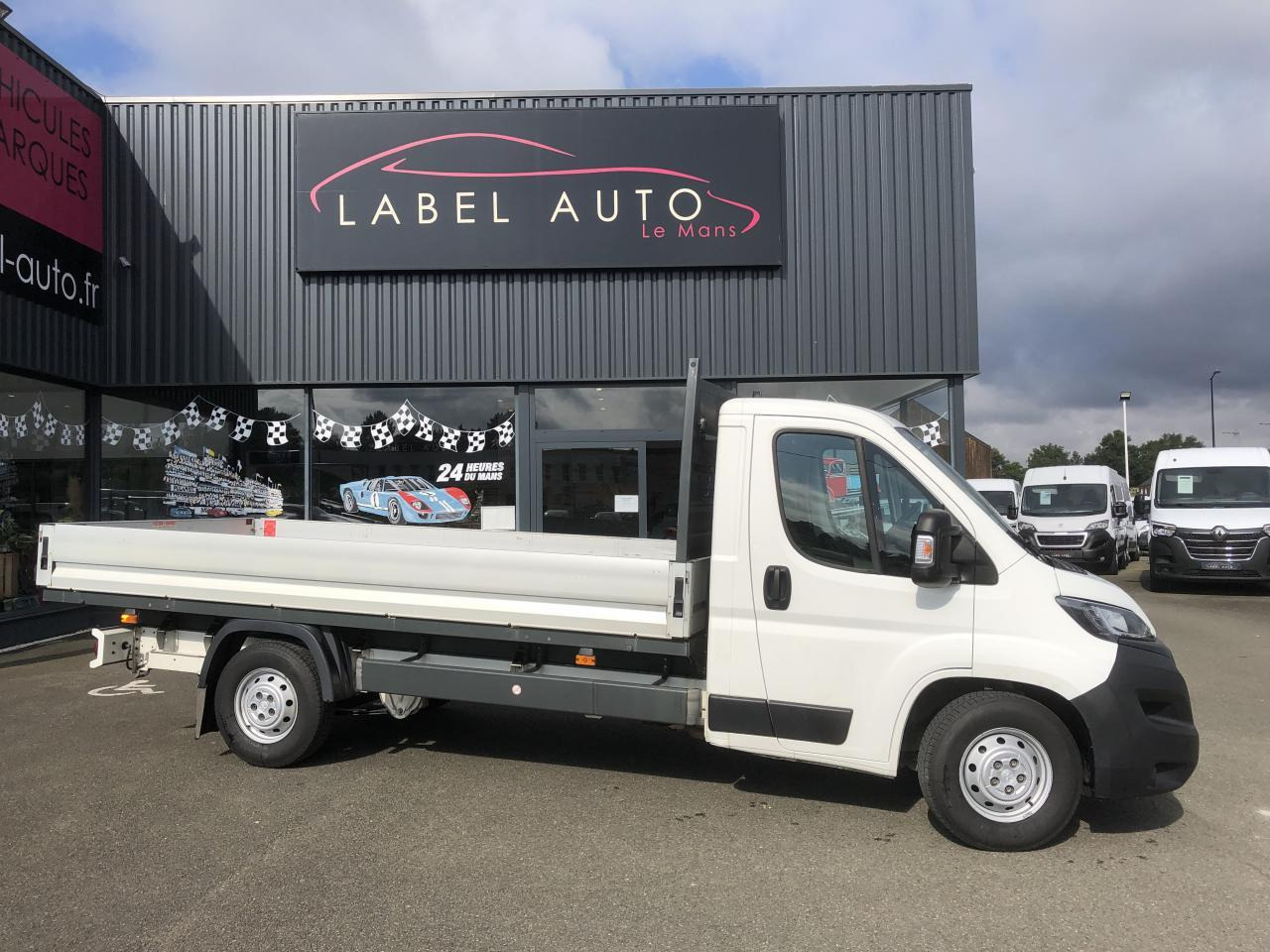 Peugeot Boxer PLATEAU 4M20 L4 2.2 BLUEHDI 140 S&S PREMIUM - Furgone con cassone fisso: foto 1 Peugeot Boxer PLATEAU 4M20 L4 2.2 BLUEHDI 140 S&S PREMIUM - Furgone con cassone fisso: foto 1
