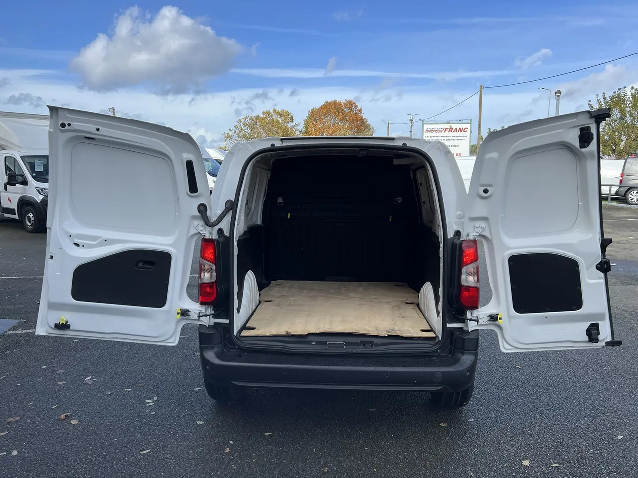 Peugeot Partner STANDARD 650KG BLUEHDI 130CH S&S ASPHALT EAT8 - Furgone chiuso: foto 3 Peugeot Partner STANDARD 650KG BLUEHDI 130CH S&S ASPHALT EAT8 - Furgone chiuso: foto 3