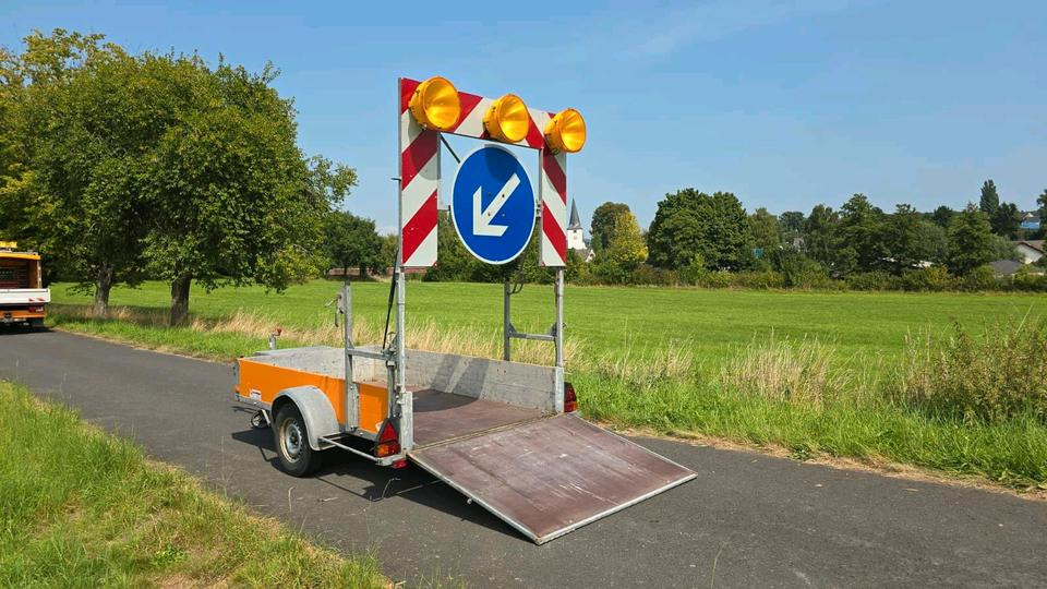 Attrezzatura da costruzione Trebbiner VZ 615 Absperrtafel FAT Nissen Horizont Verkehrsleittafel Verkehrsleitanhänger Verkehrssicherungsanhänger Leitanhänger: foto 7