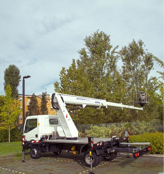 Oil&Steel Scorpion 2313 zamontowany na Nissan Cabstar - Piattaforma autocarrata: foto 1 Oil&Steel Scorpion 2313 zamontowany na Nissan Cabstar - Piattaforma autocarrata: foto 1