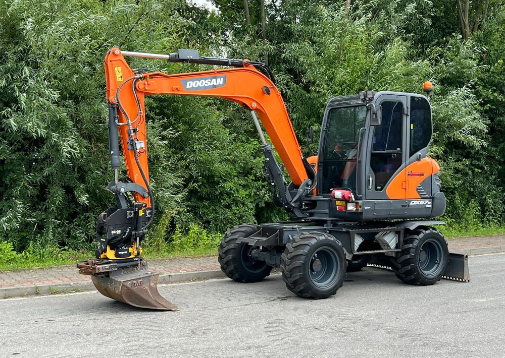 Doosan DOOSAN DX57W *ROTOTILT* 2200 Motogodzin * Jak Nowa * Sprowadzona * Stan Perfekcyjny - Escavatore gommato: foto 1 Doosan DOOSAN DX57W *ROTOTILT* 2200 Motogodzin * Jak Nowa * Sprowadzona * Stan Perfekcyjny - Escavatore gommato: foto 1