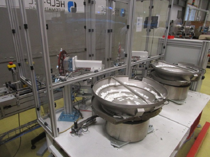 DECKEL ETIKETTIER ANLAGE SCHLEUTER GU 2 DO MIT 2xLÖFFELEINLEGESTATIONEN - Macchina per imballaggio: foto 2 DECKEL ETIKETTIER ANLAGE SCHLEUTER GU 2 DO MIT 2xLÖFFELEINLEGESTATIONEN - Macchina per imballaggio: foto 2