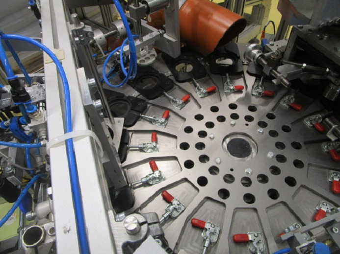 Macchina per imballaggio DECKEL ETIKETTIER ANLAGE SCHLEUTER GU 2 DU (RUNDLÄUFER) MIT LÖFFELEINLEGESTATION RNA SRC-N-630-1R: foto 6 Macchina per imballaggio DECKEL ETIKETTIER ANLAGE SCHLEUTER GU 2 DU (RUNDLÄUFER) MIT LÖFFELEINLEGESTATION RNA SRC-N-630-1R: foto 6