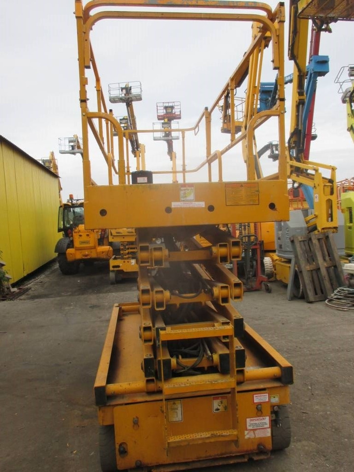 Haulotte Compact 12 - Piattaforma a pantografo: foto 3 Haulotte Compact 12 - Piattaforma a pantografo: foto 3