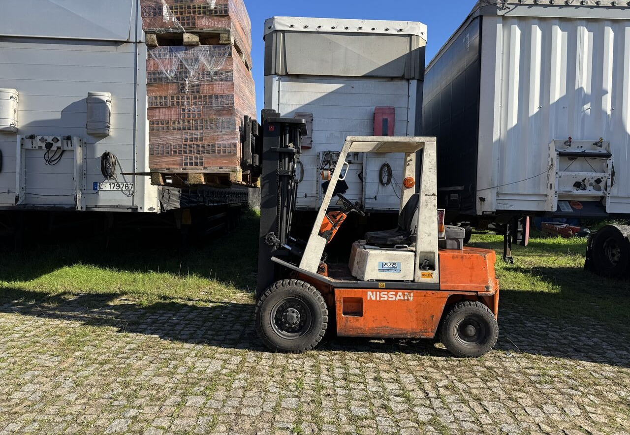 Nissan - Carrello elevatore diesel: foto 1 Nissan - Carrello elevatore diesel: foto 1