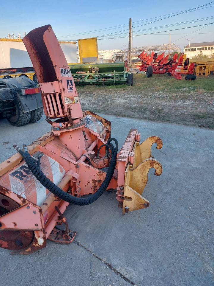 Freza zapada/Snow blower Assaloni pentru Buldoexcavator/Bobcat/Incatcator frontal - Fresa da neve per Macchina da cantiere: foto 2 Freza zapada/Snow blower Assaloni pentru Buldoexcavator/Bobcat/Incatcator frontal - Fresa da neve per Macchina da cantiere: foto 2