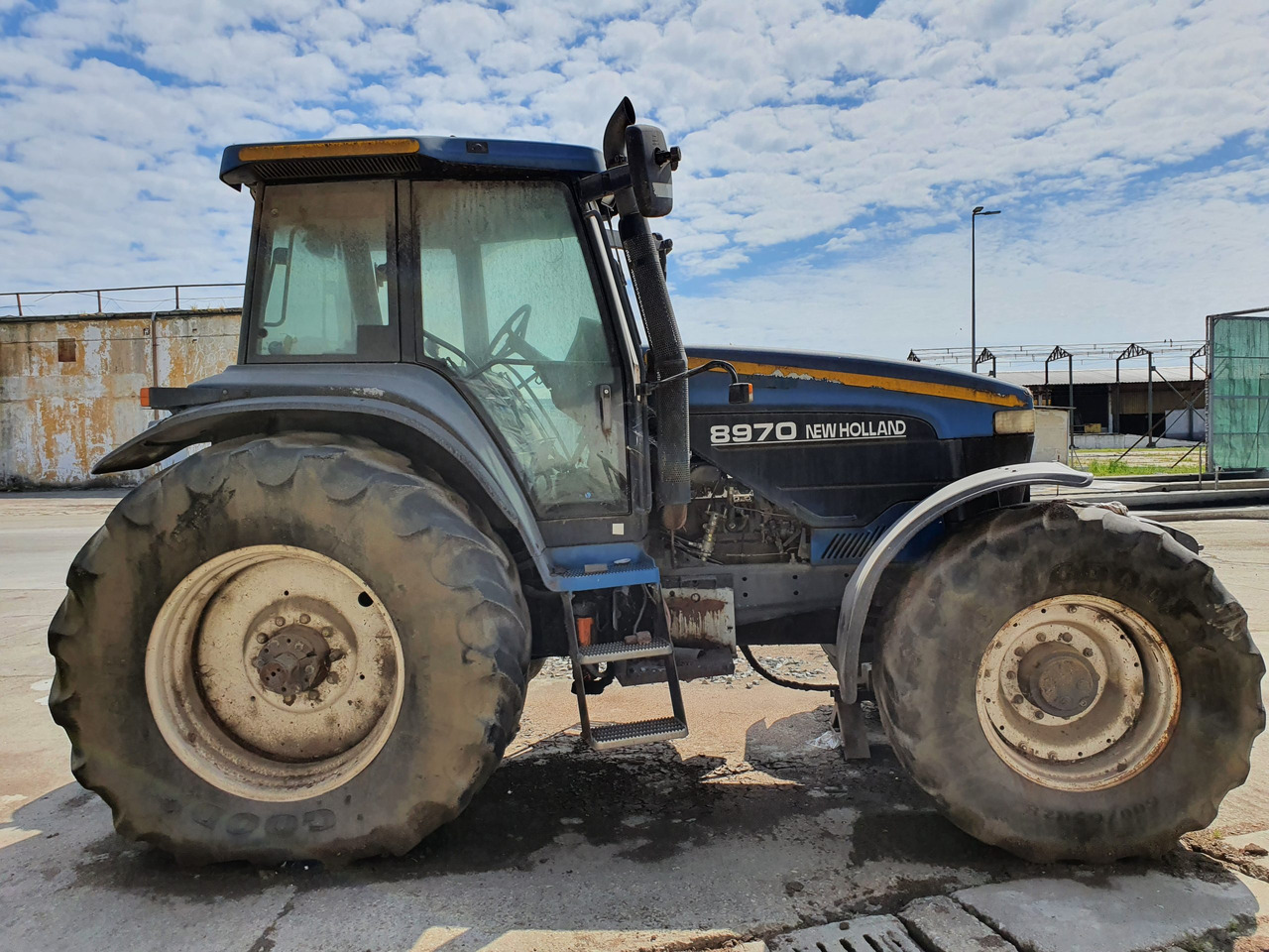NEW HOLLAND 8970 Tractor 4×4 - Trattore: foto 1 NEW HOLLAND 8970 Tractor 4×4 - Trattore: foto 1