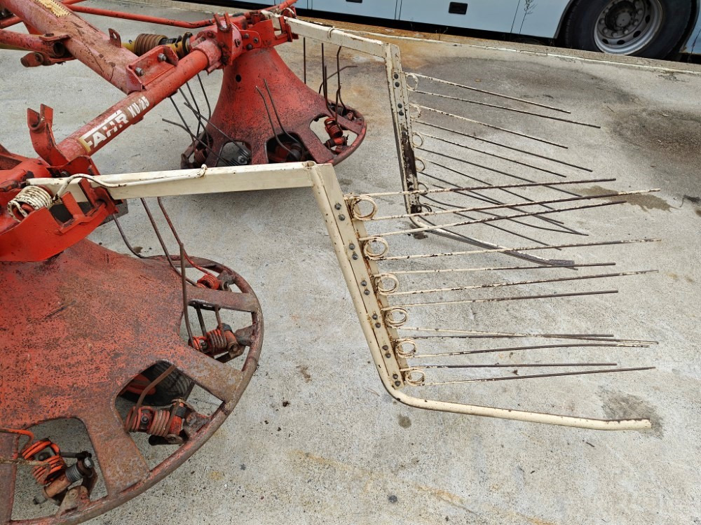 Pyöröharavapöyhin Fahr KU25 karhottimilla Ratasvetoinen harvinainen kone, katso video! - Voltafieno: foto 5 Pyöröharavapöyhin Fahr KU25 karhottimilla Ratasvetoinen harvinainen kone, katso video! - Voltafieno: foto 5