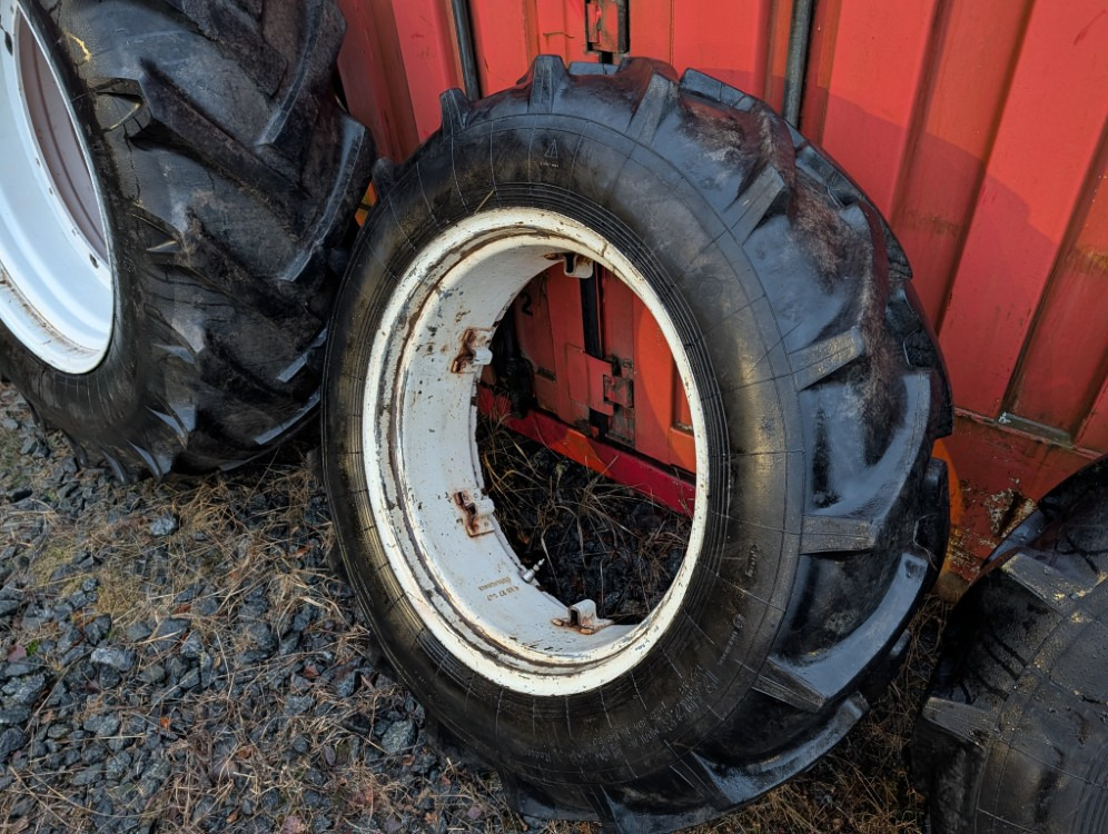 Renkaat 12.4R28 vannekehillä - Pneumatico: foto 2 Renkaat 12.4R28 vannekehillä - Pneumatico: foto 2