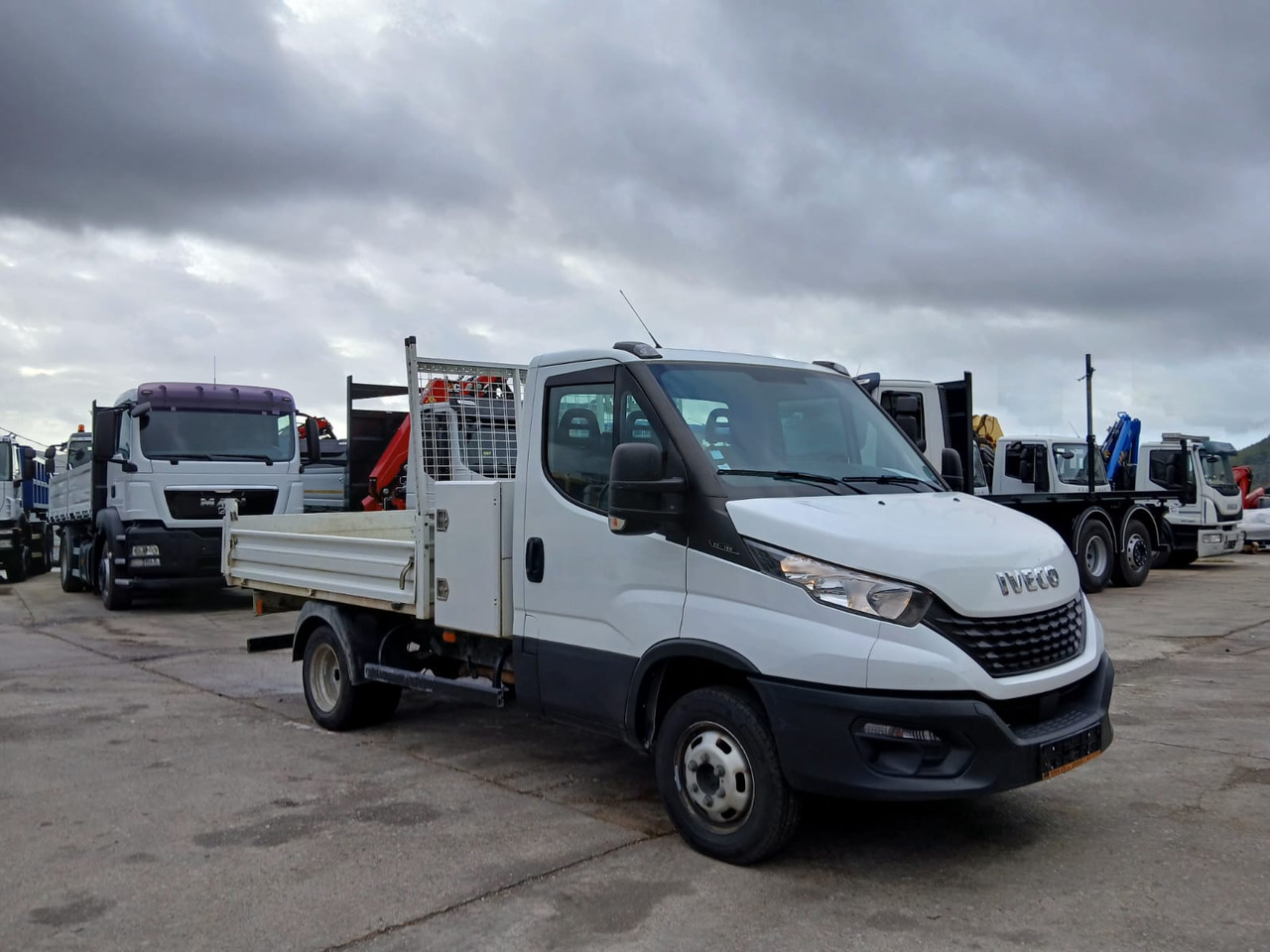 IVECO DAILY 35-120 - Camion con gru: foto 1 IVECO DAILY 35-120 - Camion con gru: foto 1