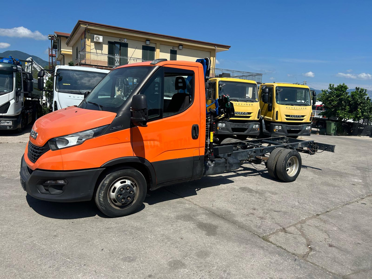 IVECO DAILY 35-140 - Camion con gru: foto 4 IVECO DAILY 35-140 - Camion con gru: foto 4