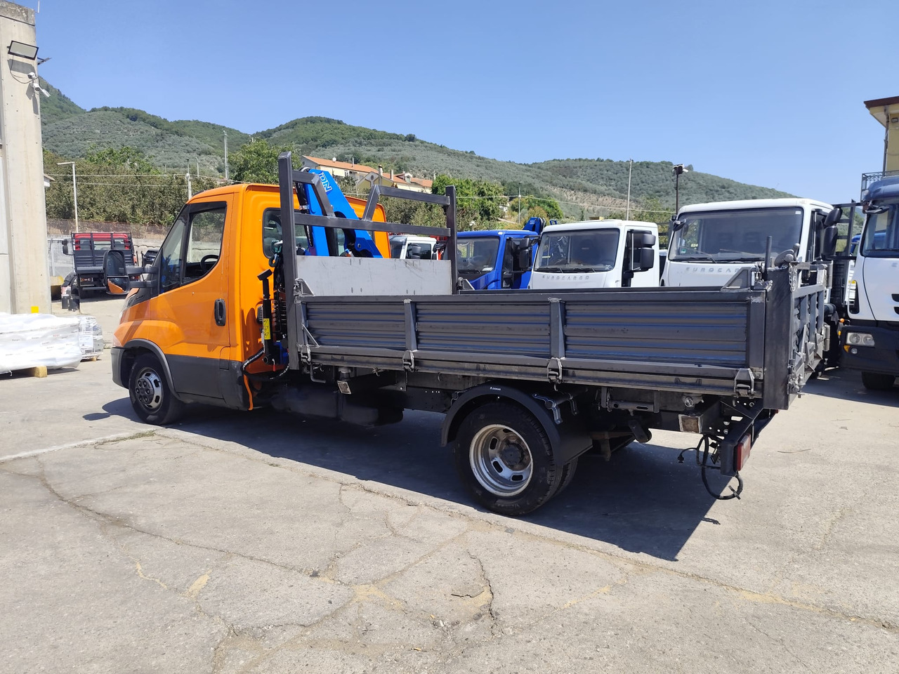 IVECO DAILY 35-140 - Camion con gru: foto 4 IVECO DAILY 35-140 - Camion con gru: foto 4