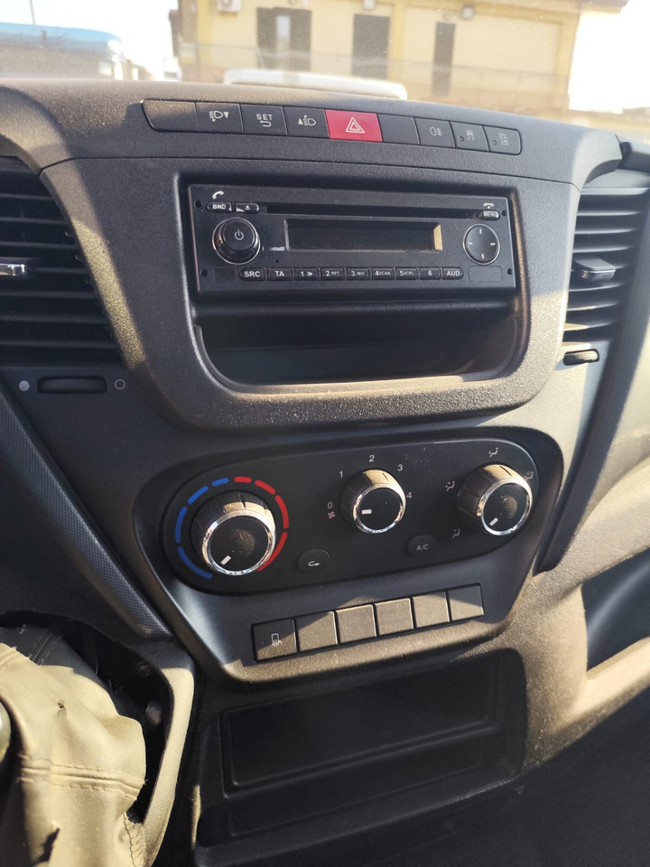 IVECO DAILY 35C15 - Camion con gru, Furgone ribaltabile: foto 5 IVECO DAILY 35C15 - Camion con gru, Furgone ribaltabile: foto 5