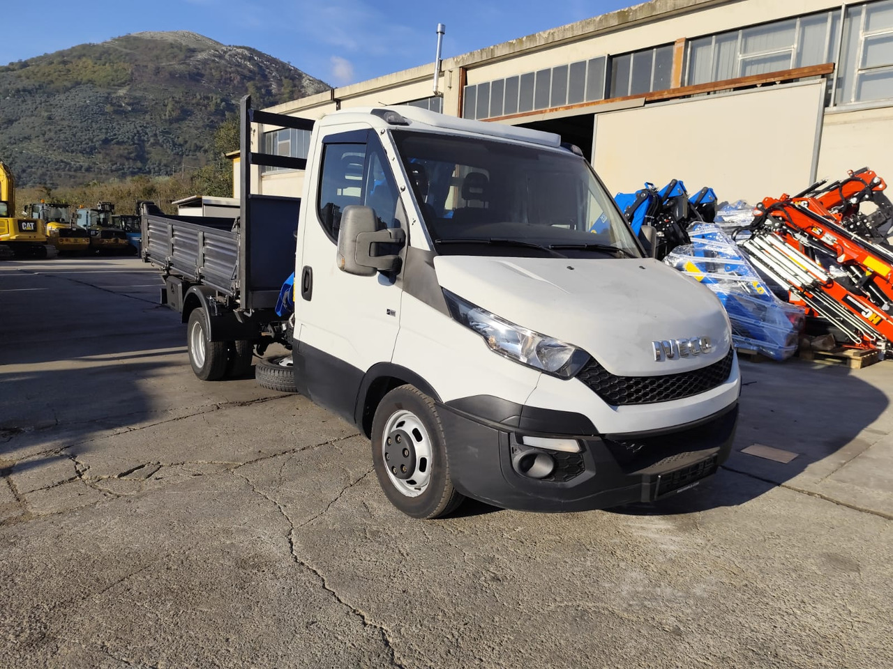 IVECO DAILY 35C15 - Camion con gru, Furgone ribaltabile: foto 1 IVECO DAILY 35C15 - Camion con gru, Furgone ribaltabile: foto 1