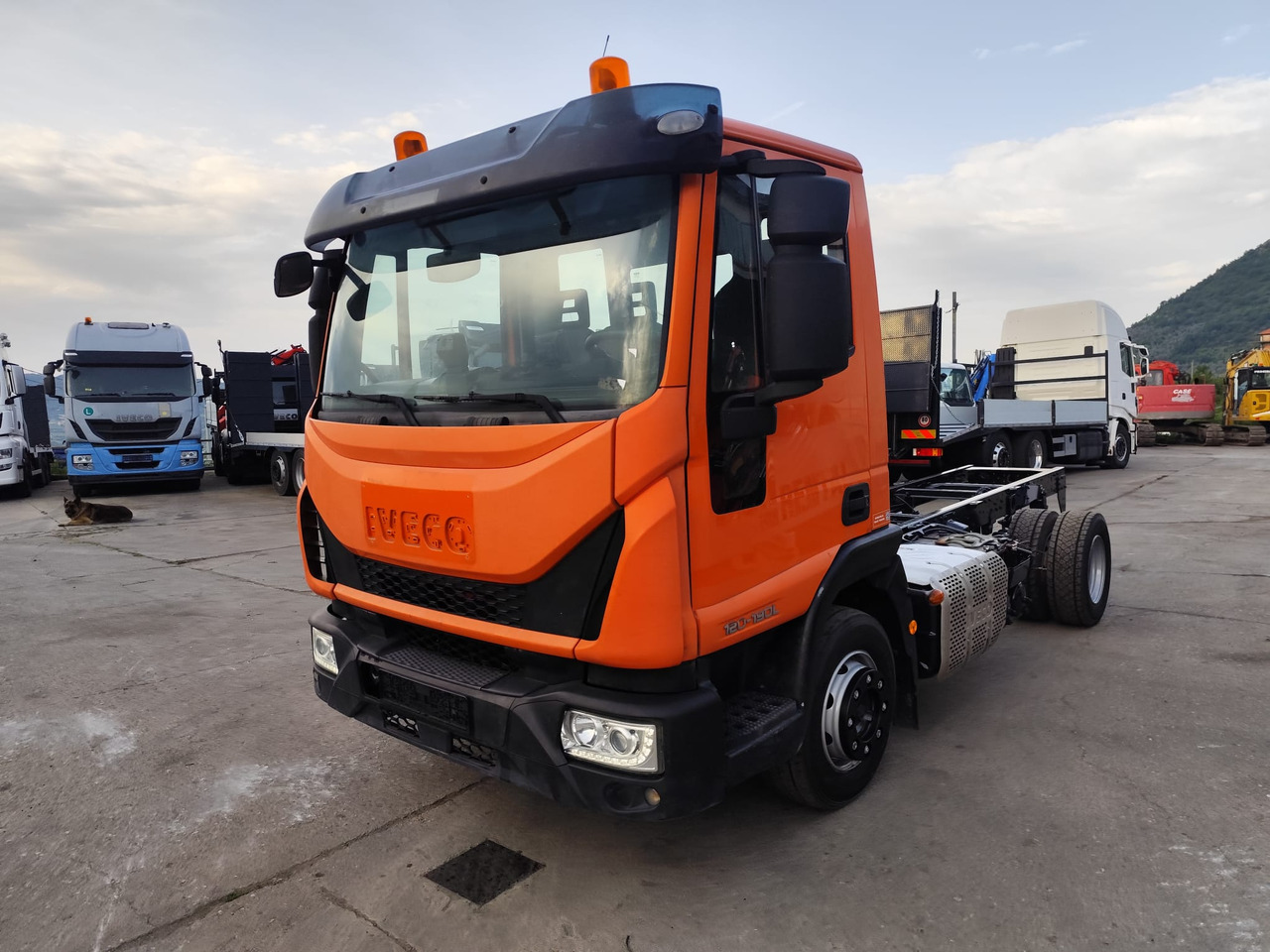 IVECO EUROCARGO 120-190L - Camion con gru: foto 1 IVECO EUROCARGO 120-190L - Camion con gru: foto 1