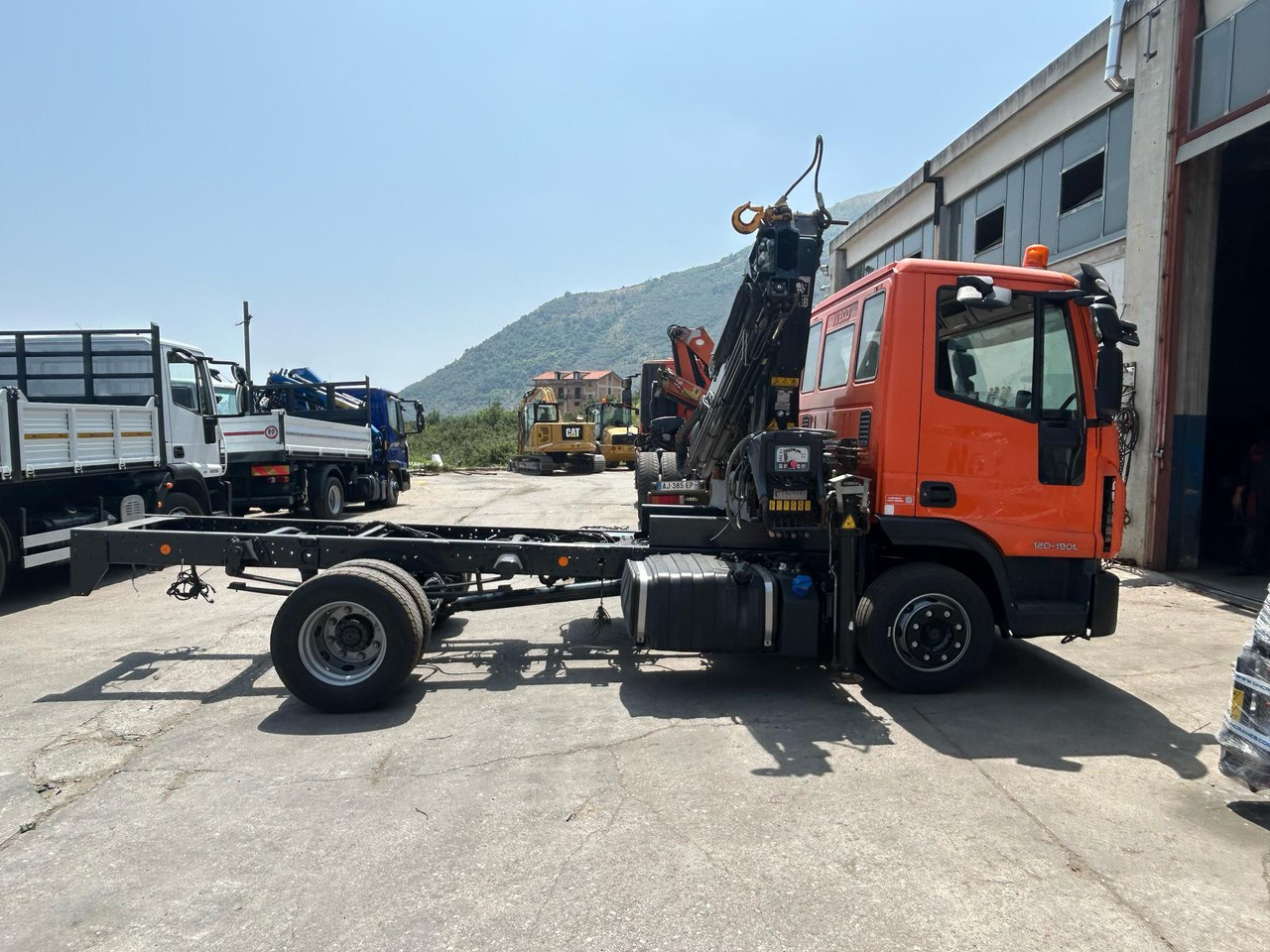IVECO EUROCARGO 120-190L - Camion con gru: foto 2 IVECO EUROCARGO 120-190L - Camion con gru: foto 2