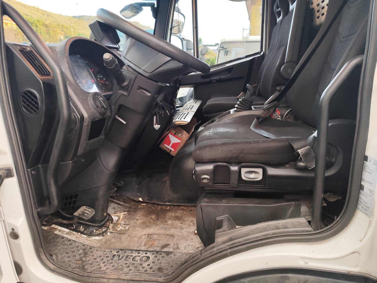 Camion con gru, Autocarro ribaltabile IVECO EUROCARGO 120-210: foto 9 Camion con gru, Autocarro ribaltabile IVECO EUROCARGO 120-210: foto 9