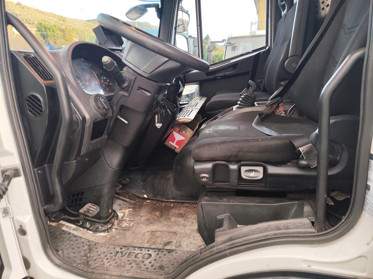 Camion con gru, Autocarro ribaltabile IVECO EUROCARGO 120-210: foto 13 Camion con gru, Autocarro ribaltabile IVECO EUROCARGO 120-210: foto 13