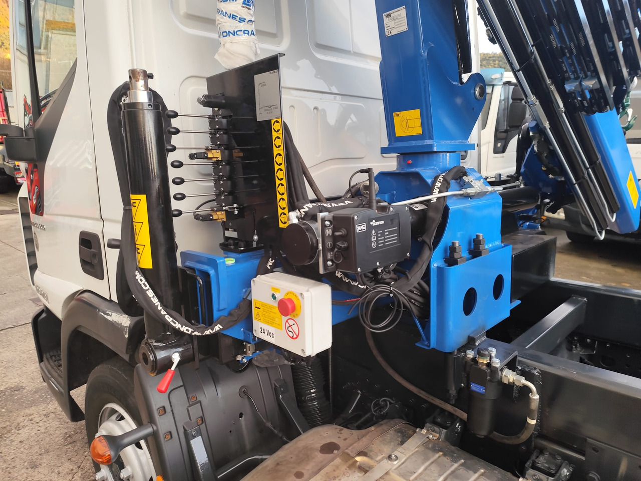 Camion con gru, Autocarro ribaltabile IVECO EUROCARGO 120-210: foto 12 Camion con gru, Autocarro ribaltabile IVECO EUROCARGO 120-210: foto 12