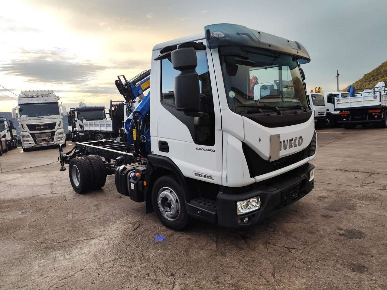 Camion con gru, Autocarro ribaltabile IVECO EUROCARGO 120-210: foto 50 Camion con gru, Autocarro ribaltabile IVECO EUROCARGO 120-210: foto 50
