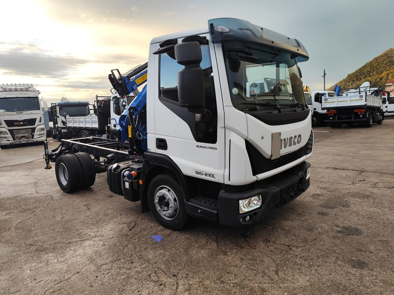 Camion con gru, Autocarro ribaltabile IVECO EUROCARGO 120-210: foto 48 Camion con gru, Autocarro ribaltabile IVECO EUROCARGO 120-210: foto 48