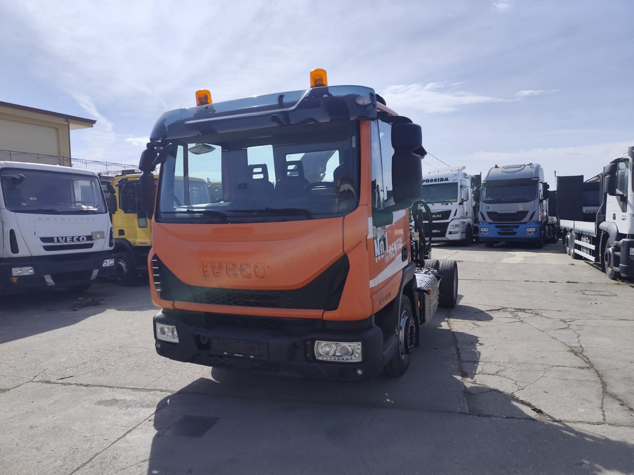 IVECO EUROCARGO 120-90L - Camion con gru: foto 1 IVECO EUROCARGO 120-90L - Camion con gru: foto 1